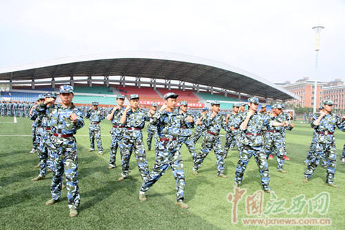 2015届九江职业学院新生军训，高标准、高质量完成！